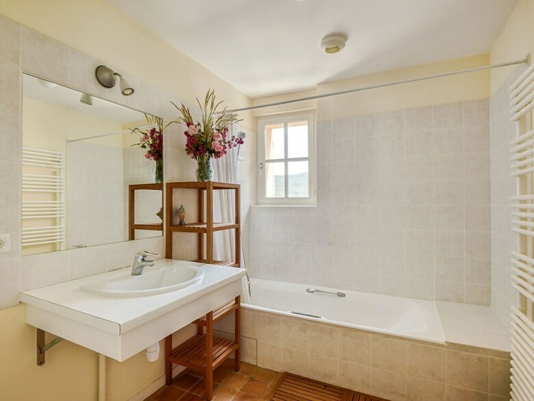 Villa Secluded Holiday Home In Rustrel With Swimming Pool