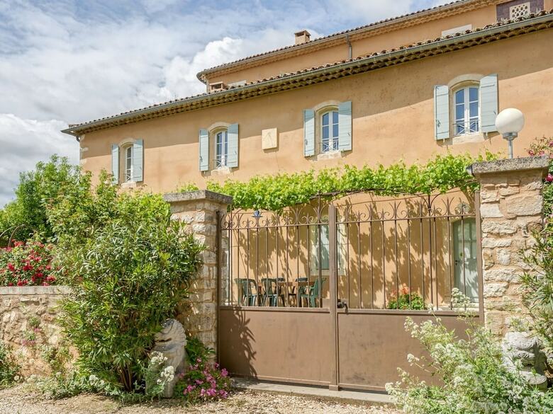 Villa Secluded Holiday Home In Rustrel With Swimming Pool