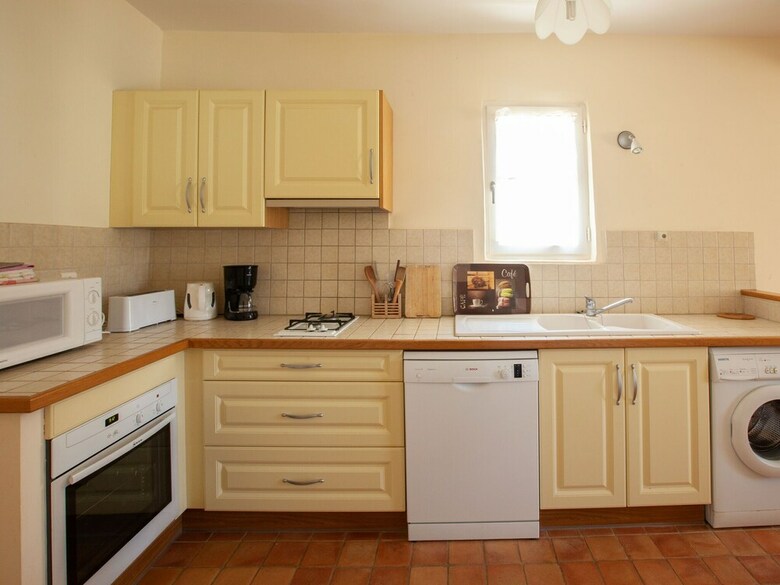 Villa Secluded Holiday Home In Rustrel With Swimming Pool