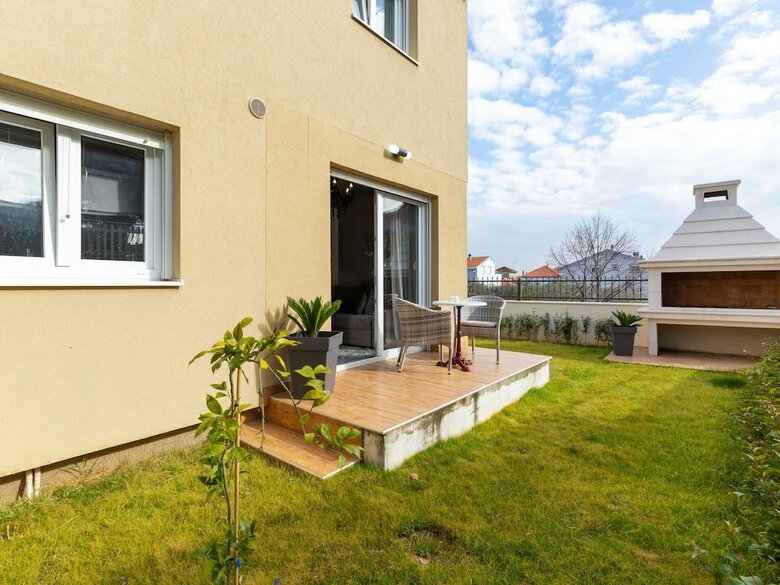 Modern Apartment In Zadar With Garden