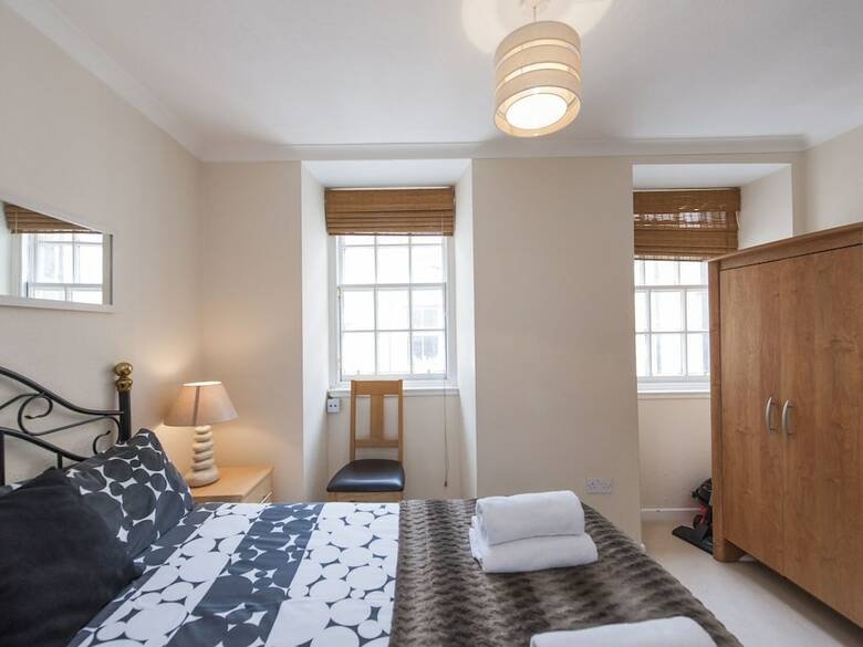 Modern Apartment In Edinburgh Near Edinburgh Castle