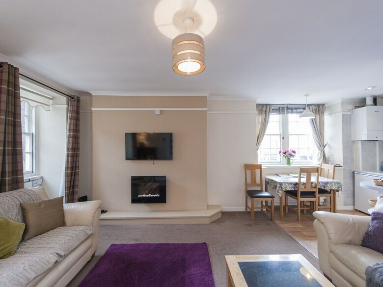 Modern Apartment In Edinburgh Near Edinburgh Castle