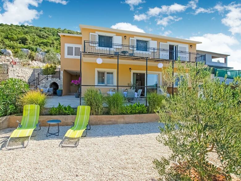 Nice Apartment With Lake View And Garden