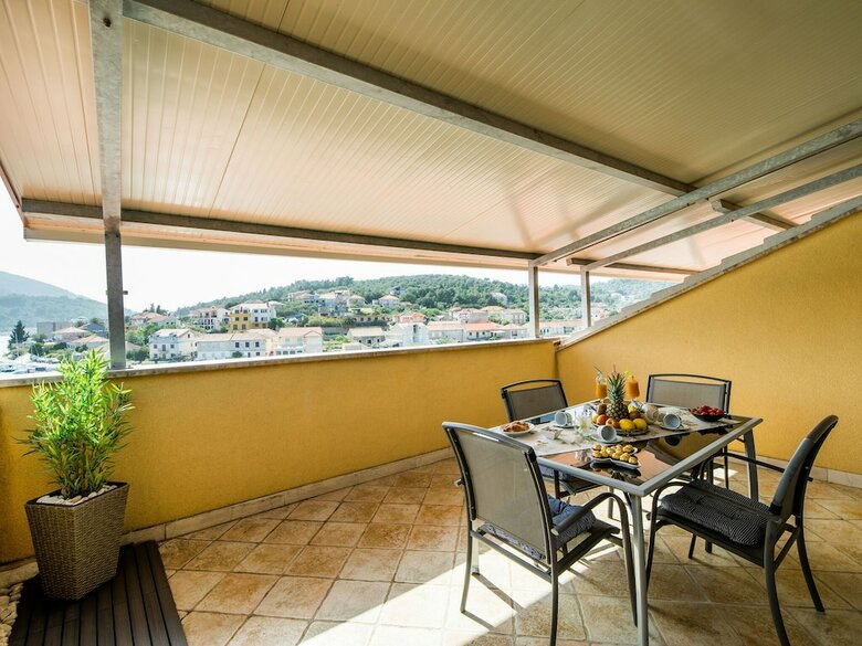 Modern Apartment In Kor?ula With Terrace