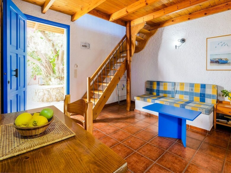 Charming Holiday Home In Palaiochora Near Seabeach