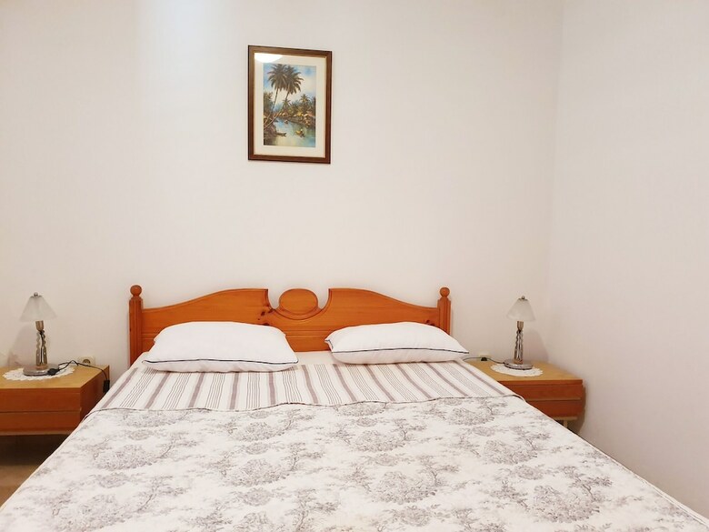 Secluded Apartment In Pore? With Garden