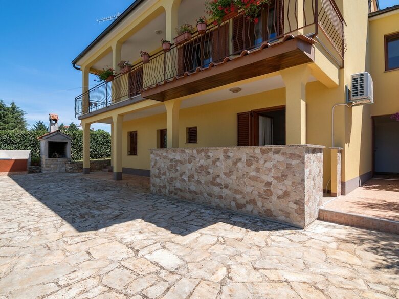 Secluded Apartment In Pore? With Garden