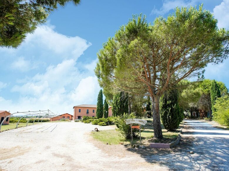 Enticing Holiday Home In Castiglione Del Lago With Pool