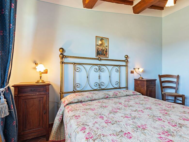 Secluded Holiday Home In Bibbiano With Courtyard