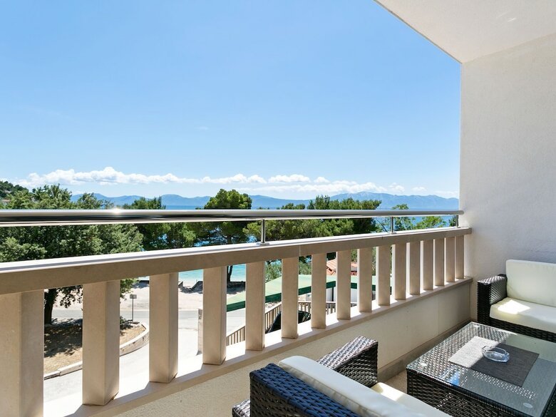 Boutique Apartment In Drvenik With Balcony