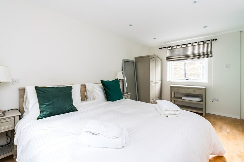 3bd Mews House With Courtyard In Kew