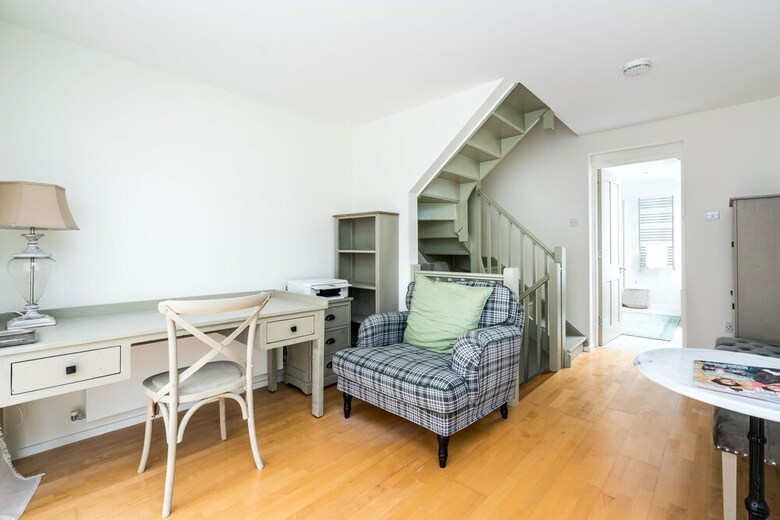 3bd Mews House With Courtyard In Kew