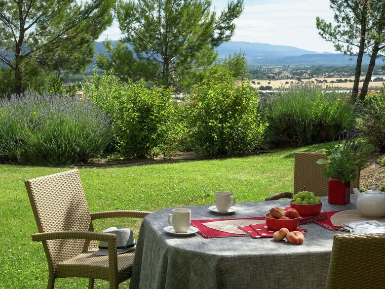 Comfortable Apartment Located In Authentic Provencal Village