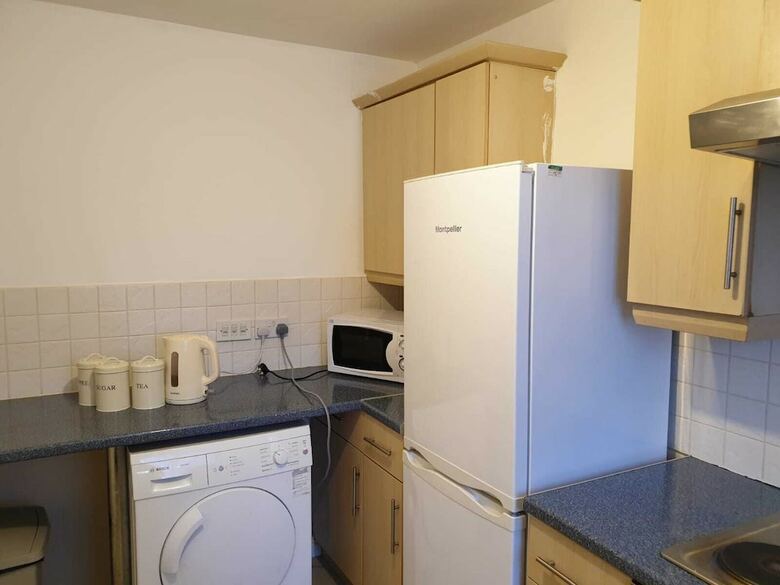 2 Bed Apartment B70 Off M6 With Free Parking