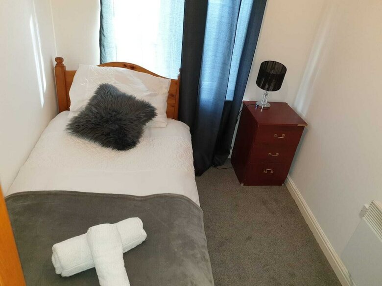 2 Bed Apartment B70 Off M6 With Free Parking