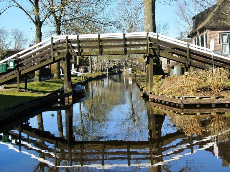 Modern Lodge With An Electric Sloop In Giethoorn