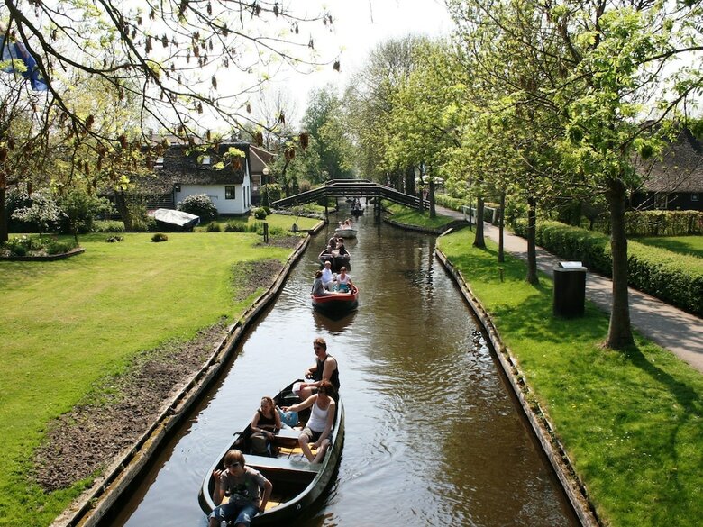 Modern Lodge With An Electric Sloop In Giethoorn