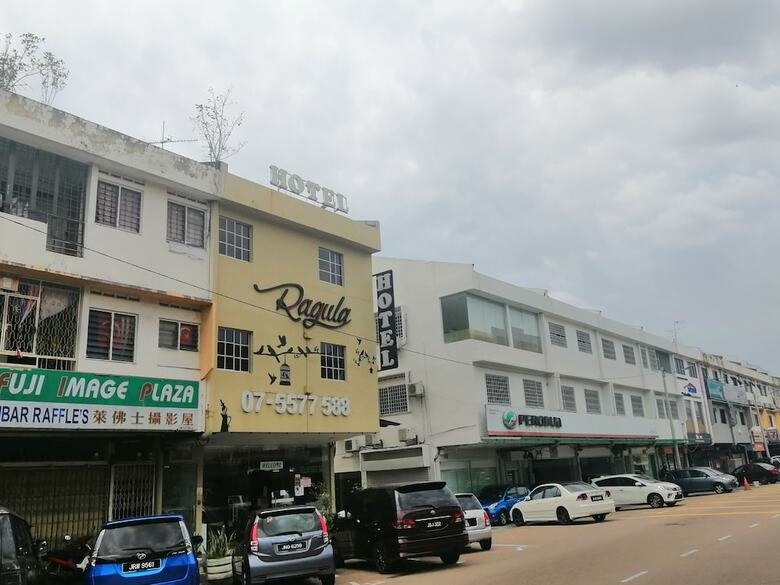 Oyo 90028 Ragula Hotel