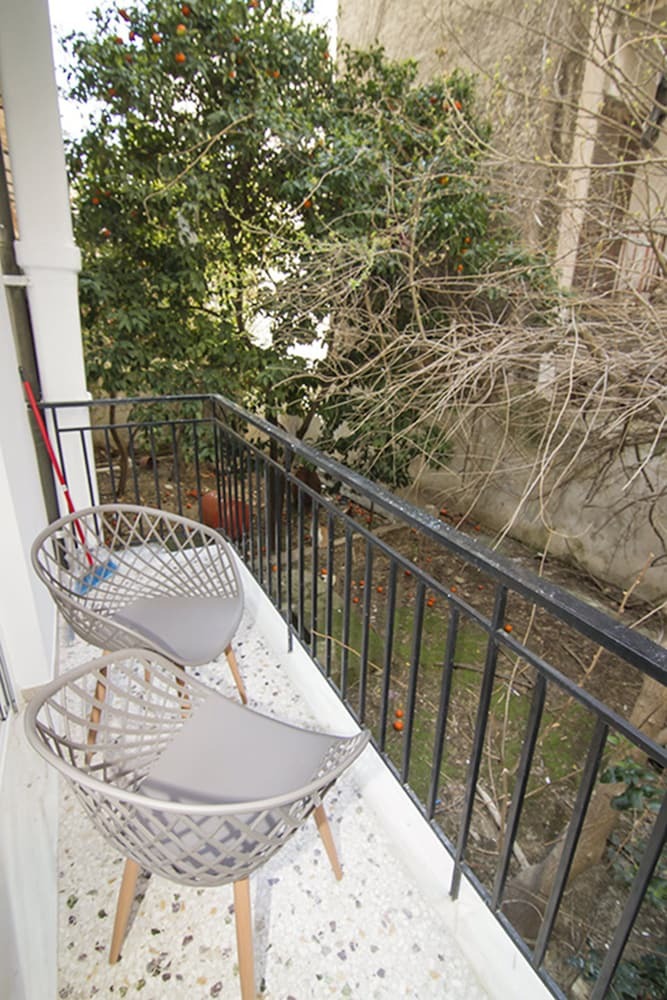 Apartamentos Contemporary Design In Central Athens