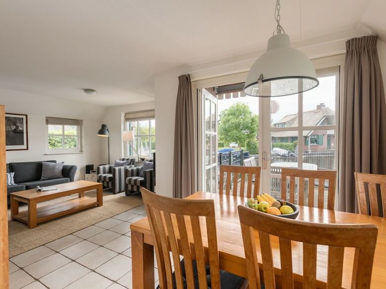 Stylish Thatched Villa With Two Bathrooms Near Giethoorn