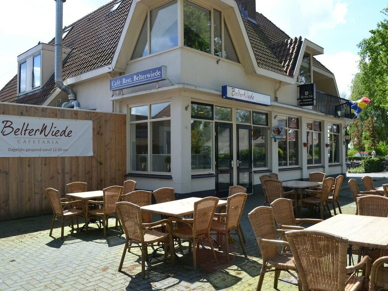 Stylish Thatched Villa With Two Bathrooms Near Giethoorn