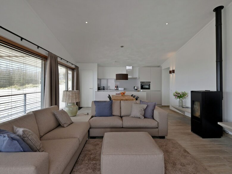 Luxurious Villa With A Nice Deck, In Nature Reserve de Punt