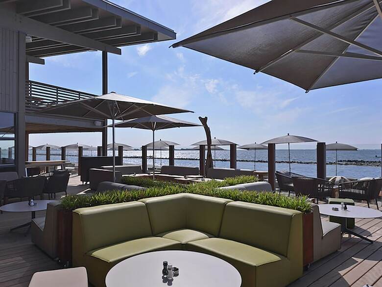 Luxurious Villa With A Nice Deck, In Nature Reserve de Punt