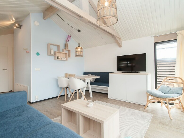Comfortable Lodge With Hammock, Near The Beach