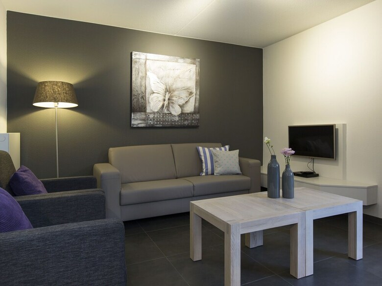 Luxurious Villa With Microwave, Within Green Surroundings