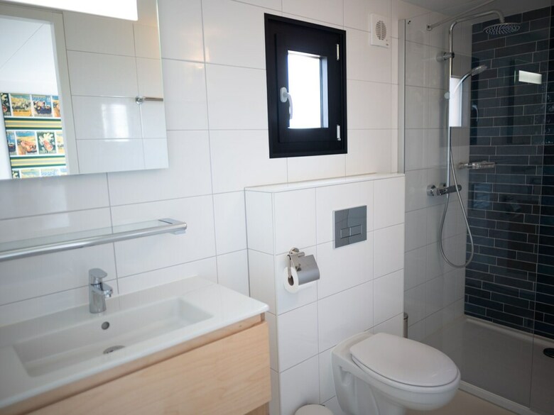 Spacious Lodge With 2 Bathrooms, 100m From The Sea