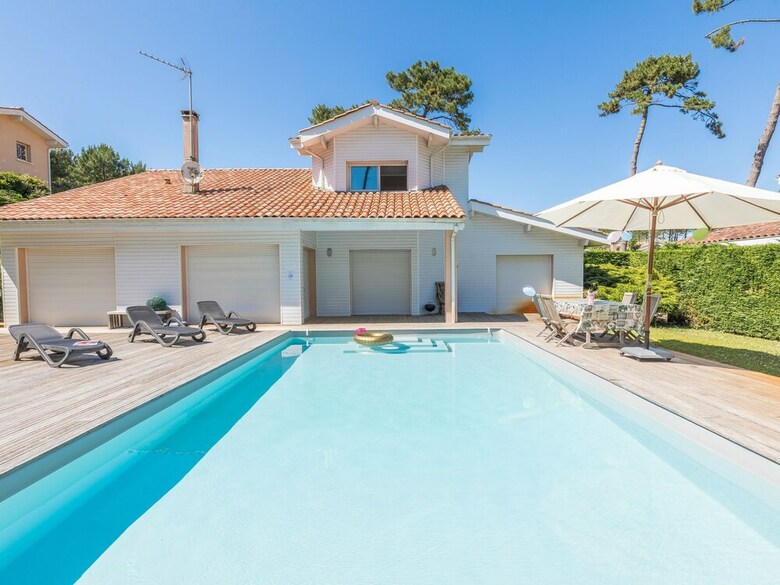 Luxury Villa With A Private Pool Located 400m From The Beach