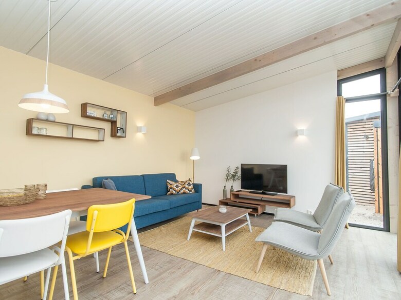 Nice Lodge With Combi-microwave, Near The Beach