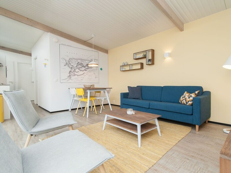 Nice Lodge With Combi-microwave, Near The Beach