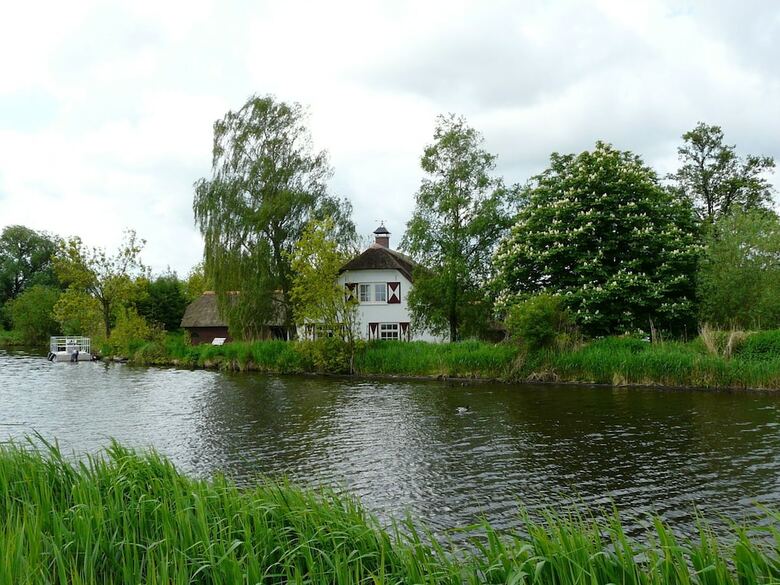 Comfortable Chalet With Nice Terrace At The Water