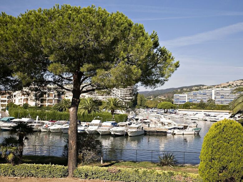 Nice Apartment With Dishwasher Located On A Marina