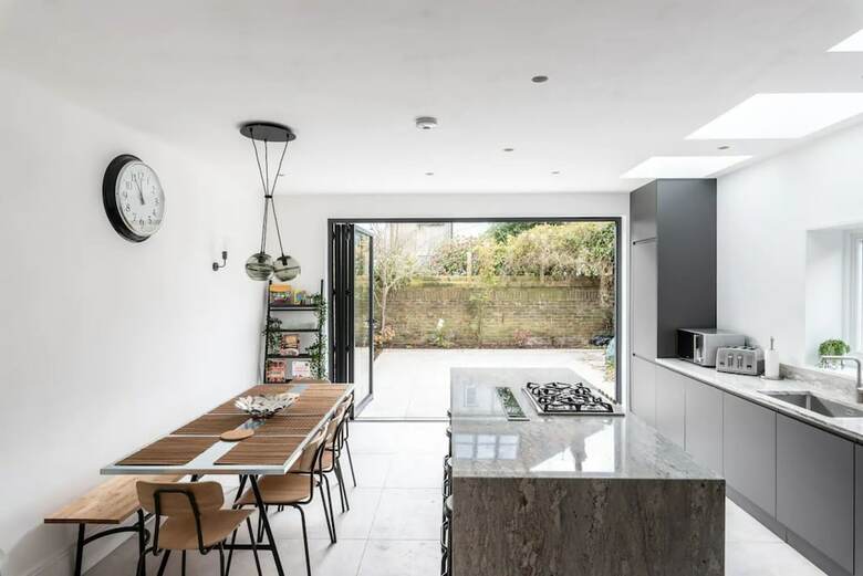 Brand New Luxurious 5 Bedroom Townhouse