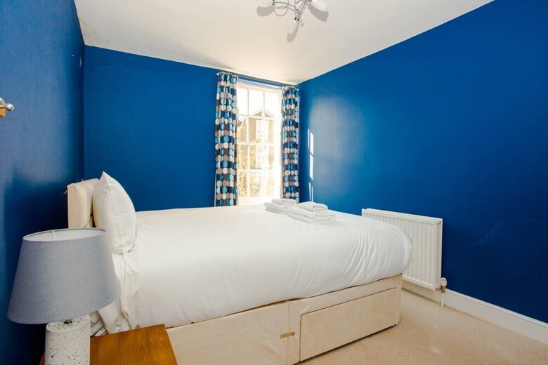 Large 4 Bedroom Home In Central Greenwich