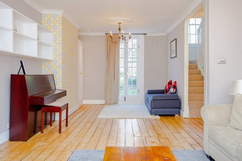 Large 4 Bedroom Home In Central Greenwich