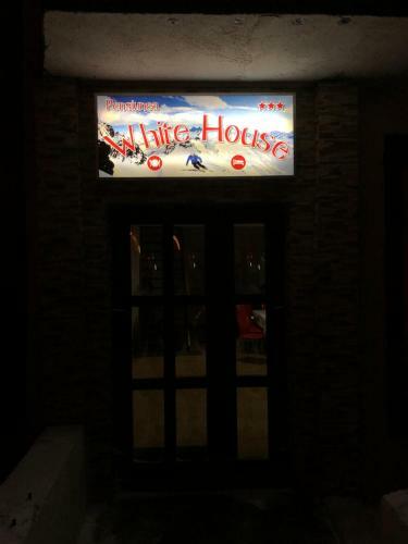 Hostal Pensiunea White House
