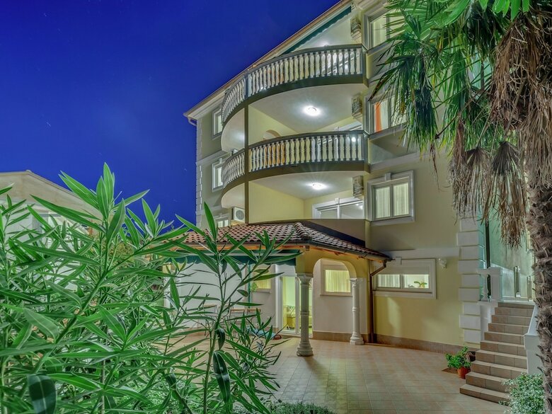 Lovely Apartment With Covered Terrace And Jacuzzi !
