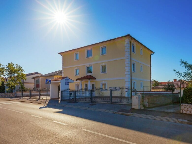 Lovely Apartment With Covered Terrace And Jacuzzi !
