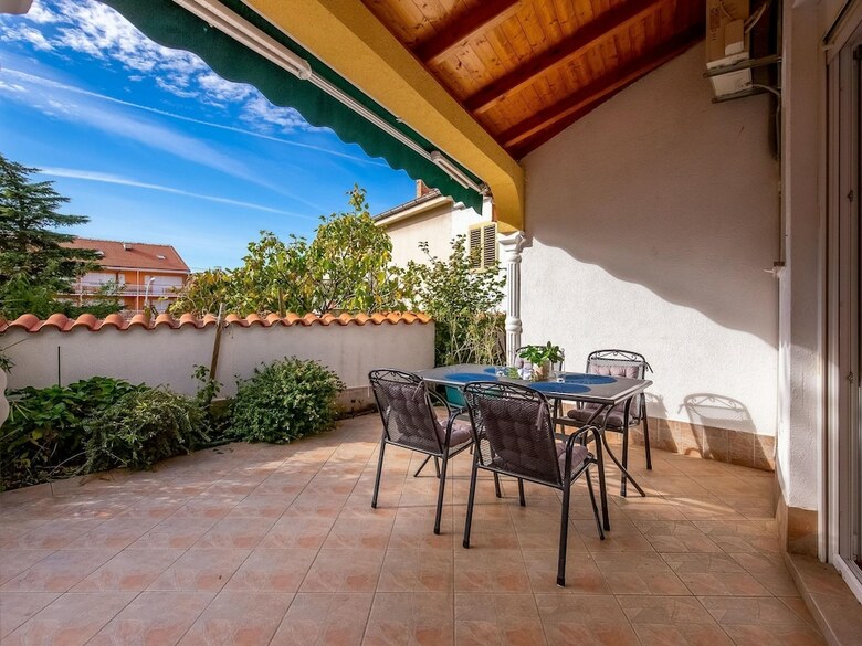 Lovely Apartment With Covered Terrace And Jacuzzi !
