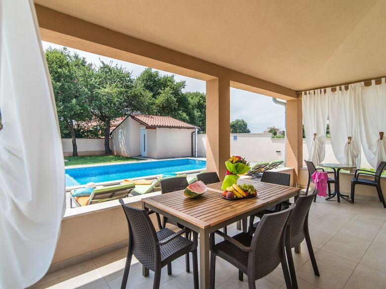 Stylish Villa In Li?njan With Swimming Pool