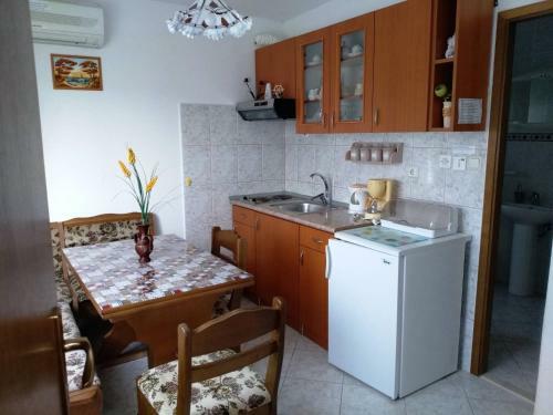 Cozy Apartment In Vinisce With Jetty