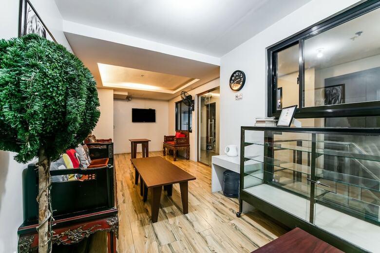 Hotel Oyo 136 Regal Residences