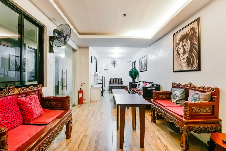 Hotel Oyo 136 Regal Residences