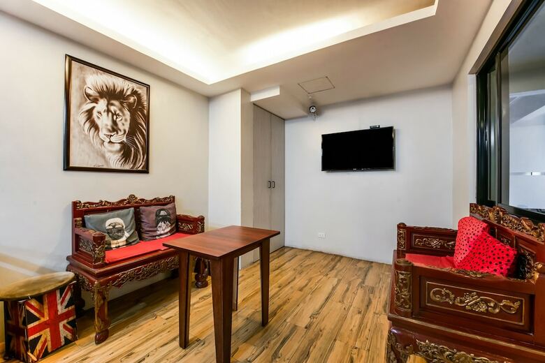 Hotel Oyo 136 Regal Residences