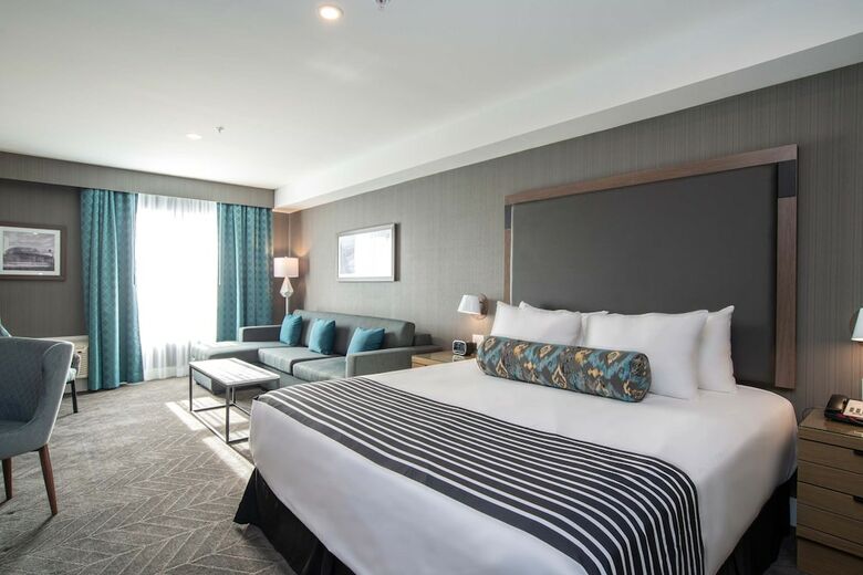 Sandman Signature Ottawa Airport Hotel