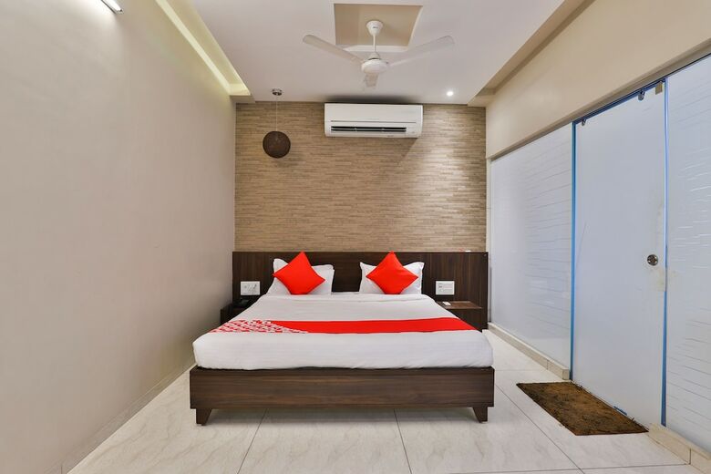 Oyo 24028 Hotel Om Palace & Party Plot