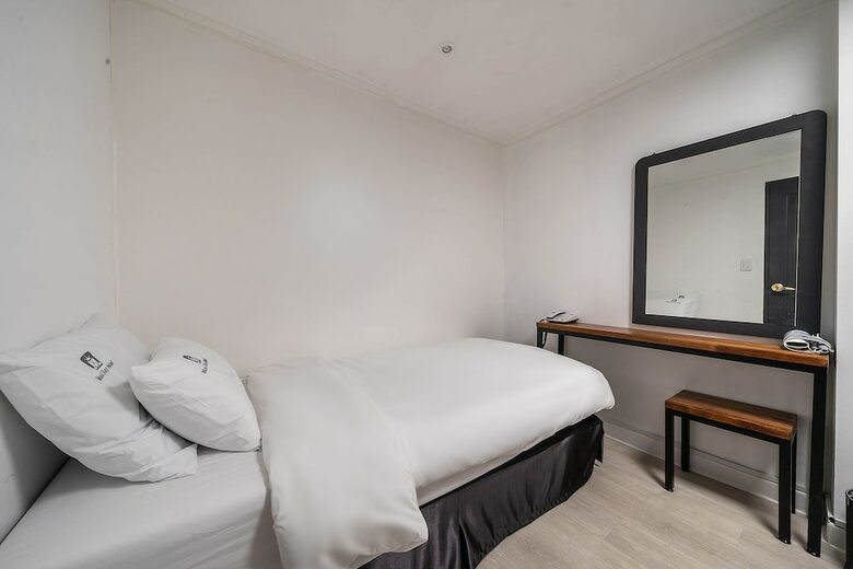Hotel Must Stay